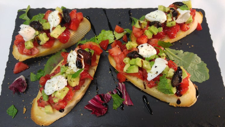 Zemeņu bruschettas ar burattas sieru, piparmētru un bērzu sulas sīrupu