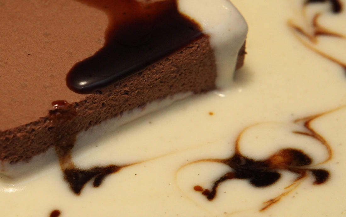 Šokolādes krēms ar vaniļas un ābola sīrupa mērci